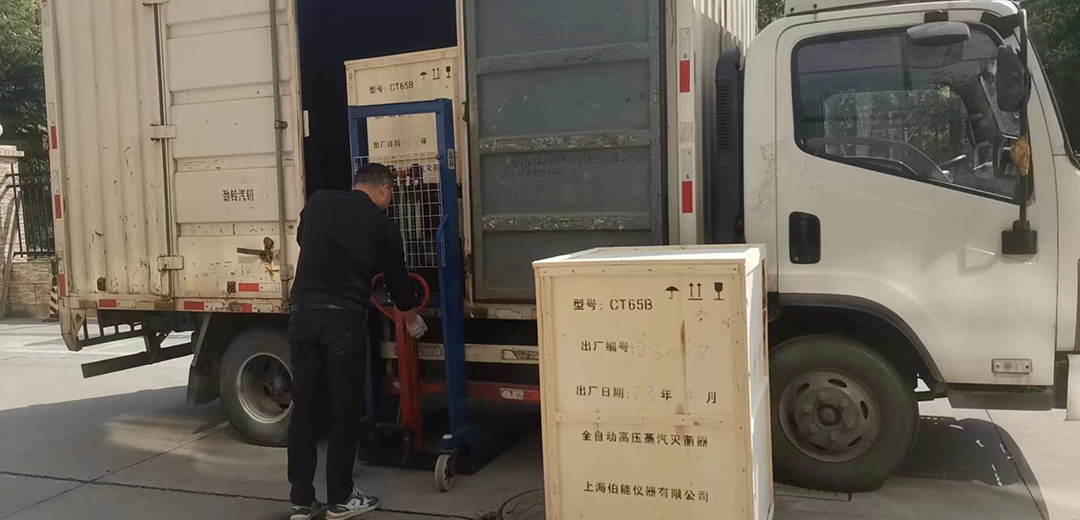 二臺(tái)CT65B自動(dòng)補(bǔ)水型滅菌器裝車(chē)
